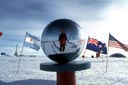 Cette sphère du pôle Sud symbolise l'endroit de la terre par où sort son axe de rotation. C'est le lieu où se rejoignent toutes les longitudes