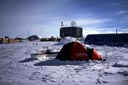 La station Amundsen Scott est, à l'instar de toutes les installations américaines de l'Antarctique, administrée par la National Science Foundation (NSF)