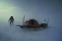 Lorsque le blizzard antarctique souffle, on peut être à cinq mètres de sa tente - ou même moins - et ne pas la retrouver