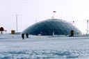 Le Norvégien Roald Amundsen vainquit le pôle Sud le premier, le 14 décembre 1991. L'Anglais Scott, lui, y arriva 34 jours plus tard, le 17 janvier 1912. La défaite fut historique