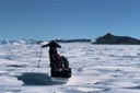 En 70 kilomètres, la traversée du glacier qui mène au plateau polaire, les deux hommes se sont élevés de plus de 2500 mètres, avec une charge de 186 kilos derrière eux...