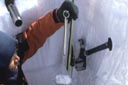 2/ En 1996, donc 26 ans plus tard, les chercheurs russes atteignent 3350 mètres. Les glaces qui se trouvent à cette profondeur ont 450.000 ans d'âge